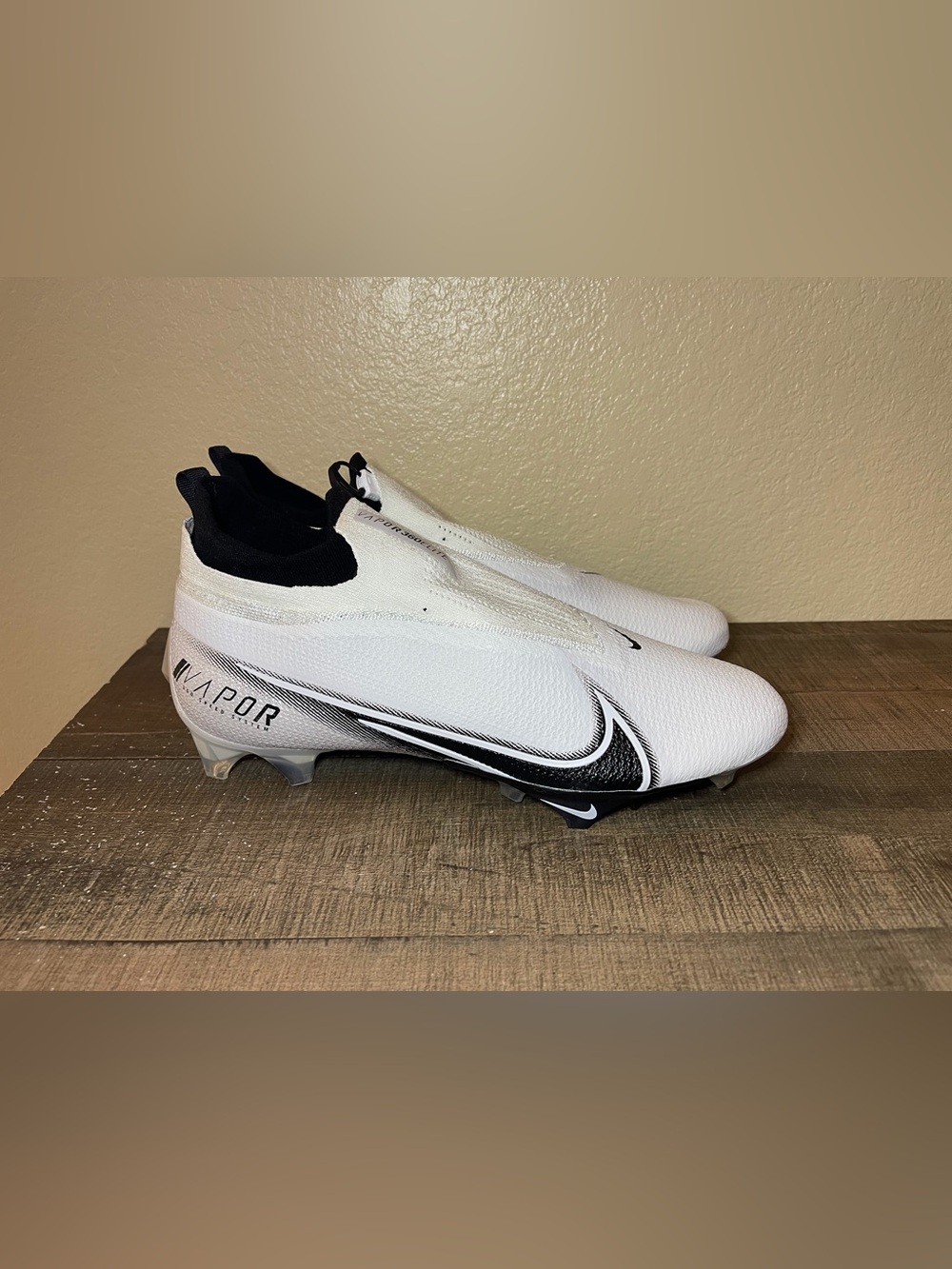 Nike Vapor Edge Elite 360 Flyknit “White Black”
- Size 13.5 Men.